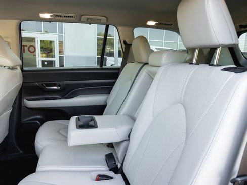 Certified 2024 Toyota Grand Highlander AWD image 26