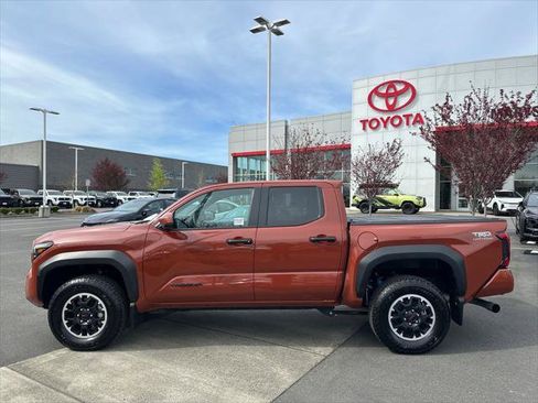 Certified 2025 Toyota Tacoma TRD Off-Road AWD/4WD image 2