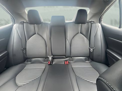 Used 2020 Toyota Camry SE FWD image 6