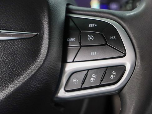 Used 2023 Chrysler Pacifica Touring-L FWD image 14