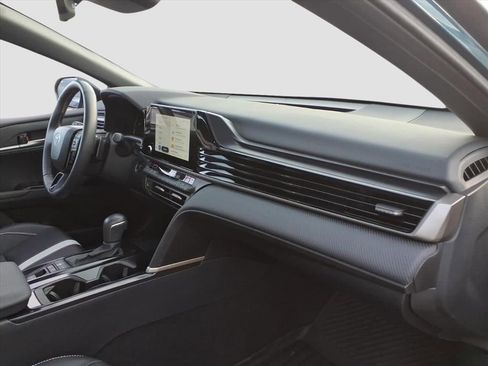 Used 2025 Toyota Camry SE image 12