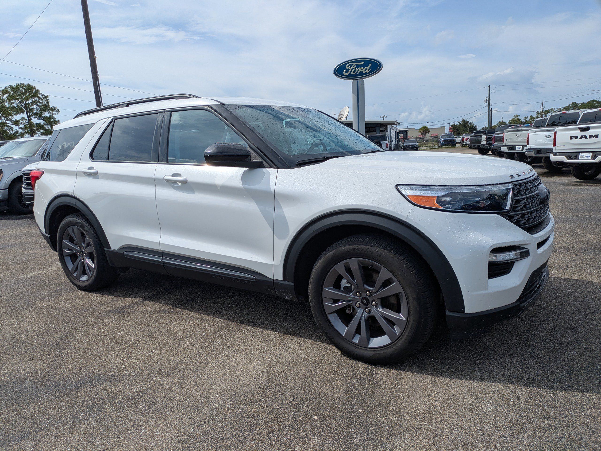 Used 2023 Ford Explorer XLT w/ Equipment Group 202A RWD image 2