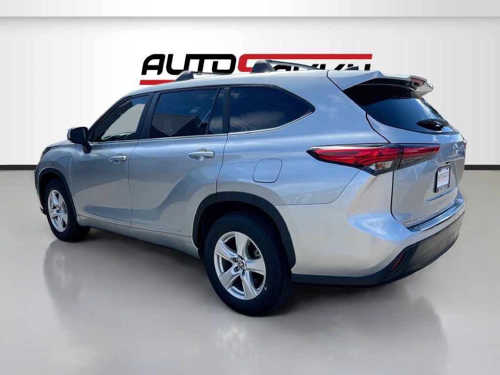 Used 2023 Toyota Highlander LE FWD image 5