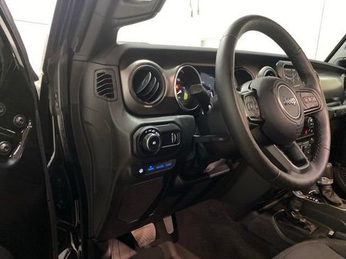 Used 2023 Jeep Wrangler Unlimited w/ Sun & Screen Package AWD/4WD image 35