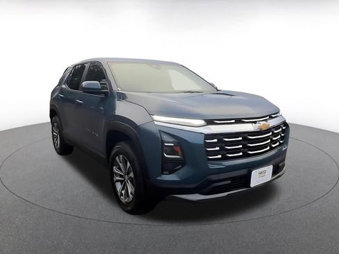 Used 2025 Chevrolet Equinox LT image 3