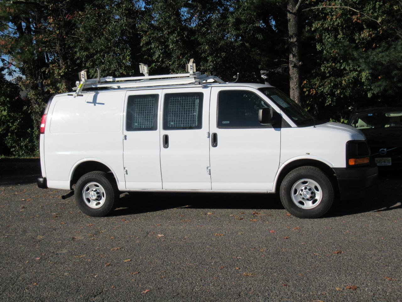 Used 2017 Chevrolet Express 2500 RWD image 22