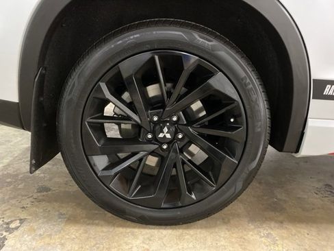 Used 2024 Mitsubishi Outlander Ralliart image 32