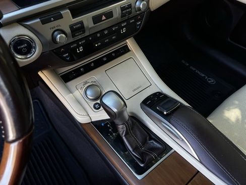 Used 2017 Lexus ES 300h w/ Luxury Package image 42