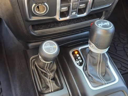 Used 2019 Jeep Wrangler Unlimited Sahara AWD/4WD image 23