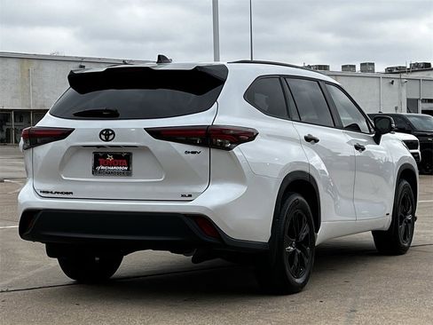 Used 2025 Toyota Highlander XLE image 4