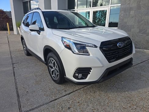 Used 2023 Subaru Forester Premium image 4