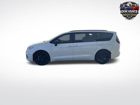 Used 2025 Chrysler Pacifica Limited FWD image 2