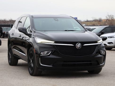 Used 2023 Buick Enclave Essence w/ Sport Touring Edition image 4