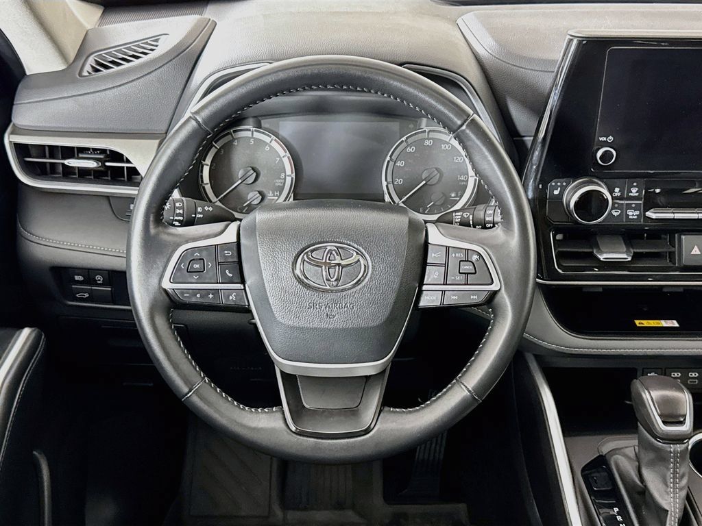 Used 2025 Toyota Highlander XLE AWD/4WD image 4