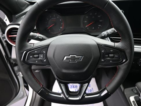 Used 2025 Chevrolet Trax RS w/ Sunroof Package FWD image 11