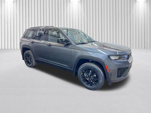 New 2026 Jeep Grand Cherokee Altitude image 2