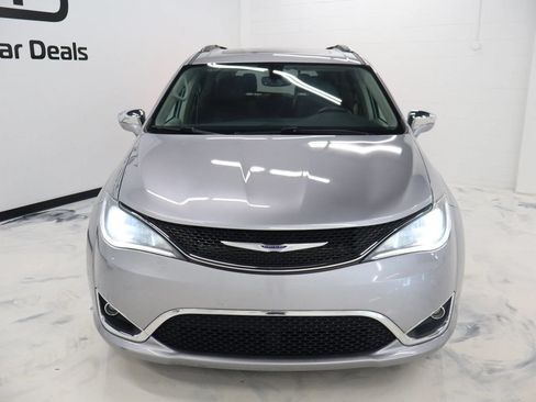 Used 2019 Chrysler Pacifica Limited FWD image 3