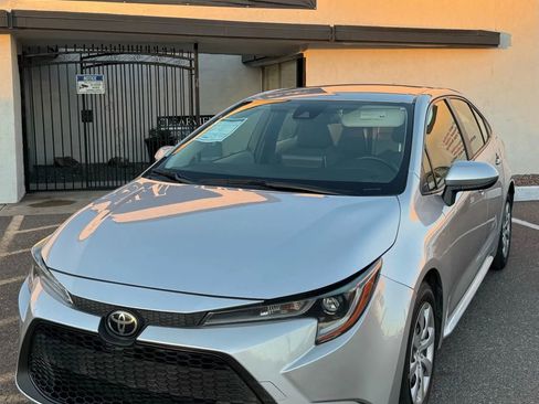 Used 2021 Toyota Corolla LE image 3