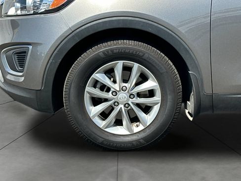 Used 2017 Kia Sorento FWD w/ LX Convenience Package image 31