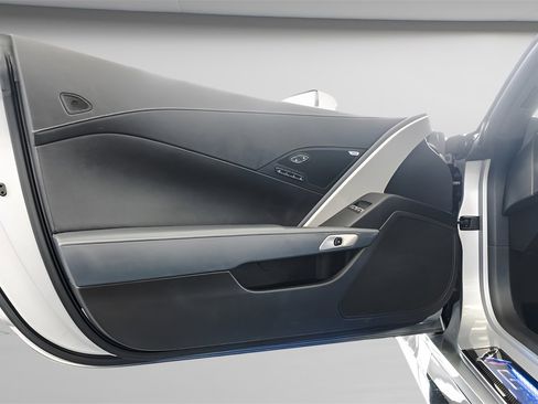 Used 2015 Chevrolet Corvette Z06 w/ 3LZ Preferred Equipment Group image 19