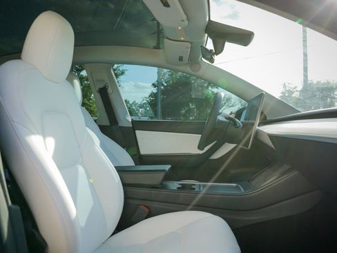 Used 2021 Tesla Model Y Long Range image 8