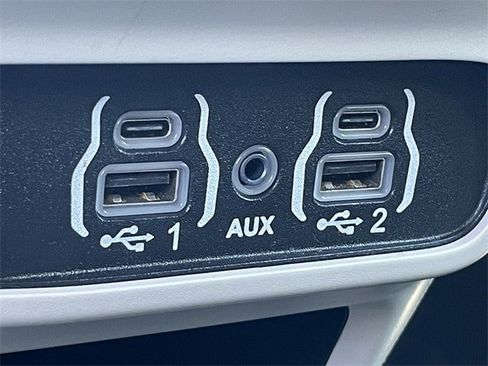 Used 2024 Chrysler Pacifica Touring-L image 19