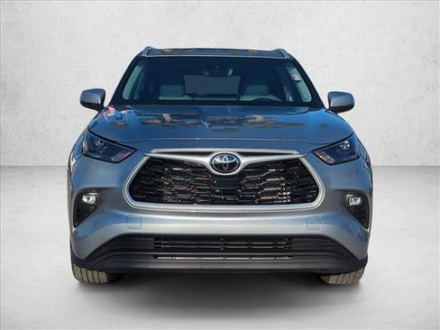 Used 2023 Toyota Highlander XLE FWD image 2