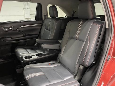 Used 2019 Toyota Highlander SE AWD/4WD image 18