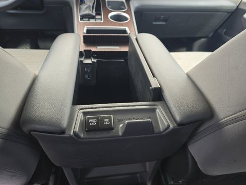 Certified 2024 Toyota Sienna LE FWD image 19