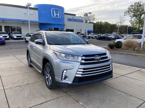 Used 2019 Toyota Highlander XLE image 2