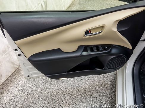 Used 2019 Toyota Prius XLE AWD/4WD image 19