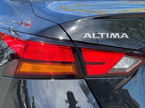 Used 2025 Nissan Altima 2.5 SV FWD image 12