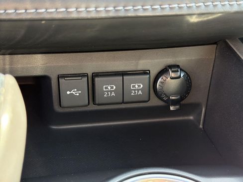 Used 2021 Toyota Highlander XSE FWD image 39