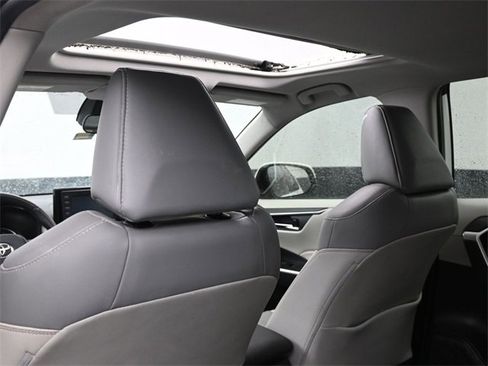 Used 2020 Toyota RAV4 XLE Premium image 30