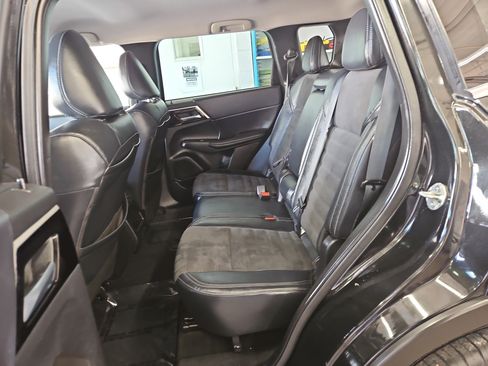 Used 2023 Mitsubishi Outlander SE AWD/4WD image 11