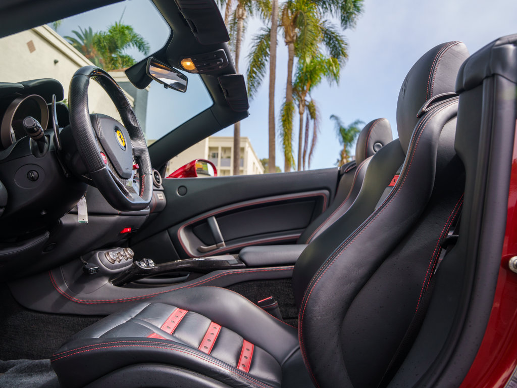 Used 2010 Ferrari California RWD image 21