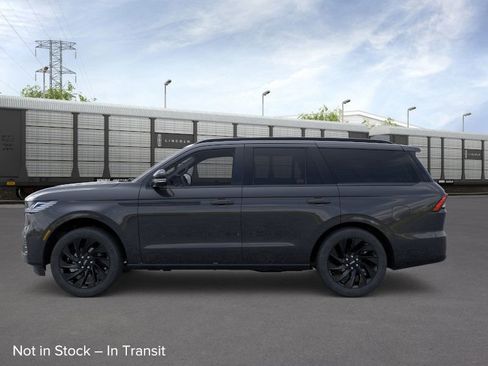 New 2026 Lincoln Navigator Reserve image 2