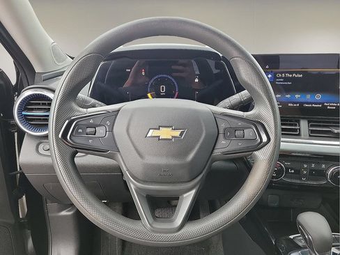 Used 2024 Chevrolet Trax LT FWD image 19