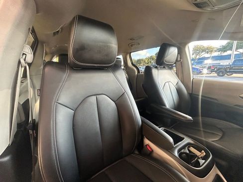 Used 2024 Chrysler Pacifica Touring-L image 27