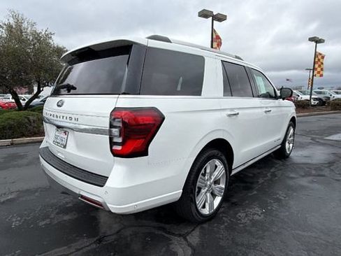 Used 2024 Ford Expedition Platinum image 4