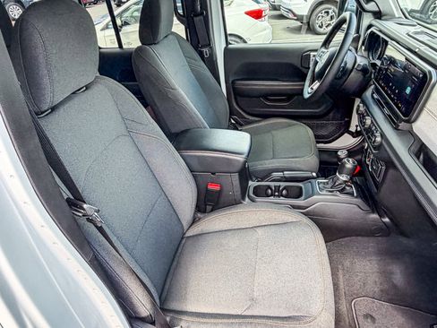 Used 2025 Jeep Wrangler Sahara image 15