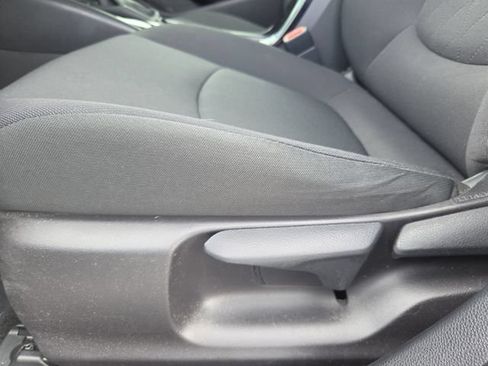 Used 2022 Toyota Corolla LE FWD image 11