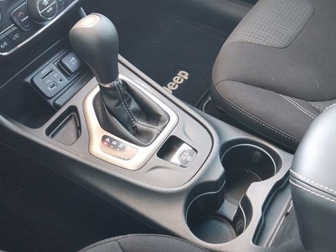 Used 2017 Jeep Cherokee Latitude w/ Comfort/Convenience Group image 19