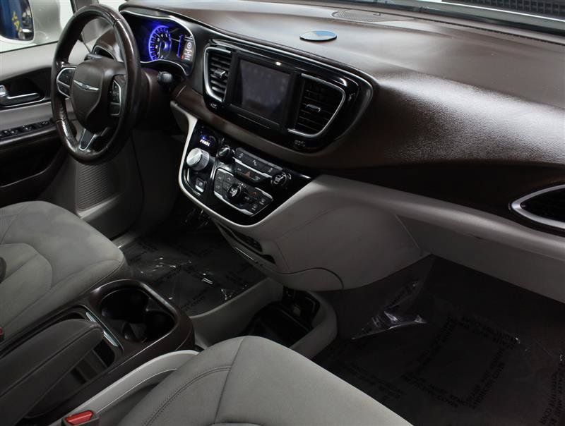 Used 2019 Chrysler Pacifica Touring Plus w/ Tire & Wheel Group FWD image 9