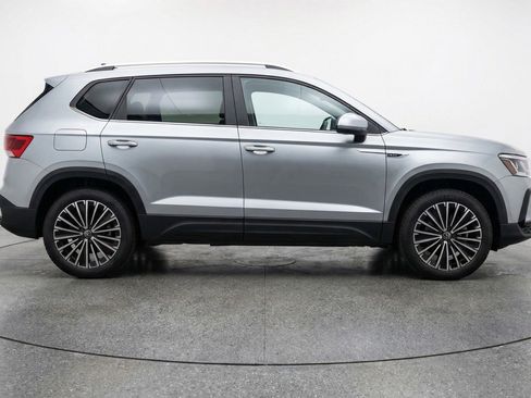 Used 2025 Volkswagen Taos SE image 11