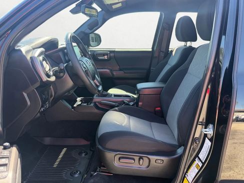 Used 2022 Toyota Tacoma TRD Sport w/ Technology Package image 11