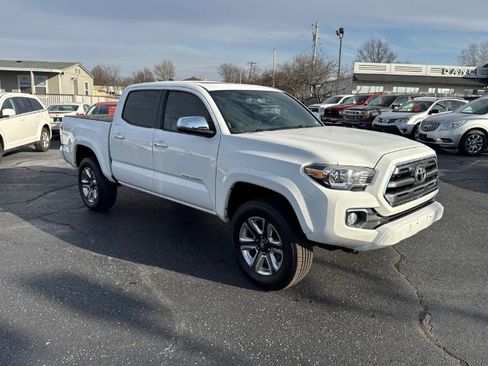 Used 2017 Toyota Tacoma Limited image 8