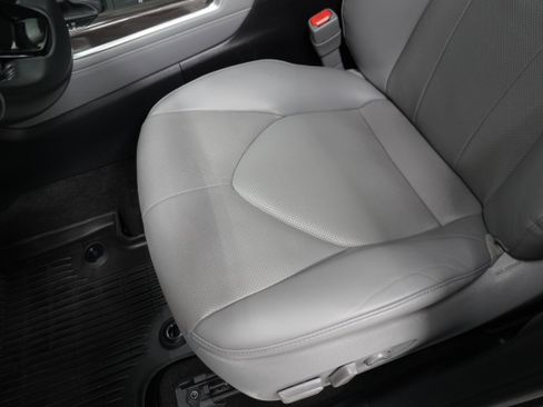 Used 2023 Toyota Highlander Limited image 12