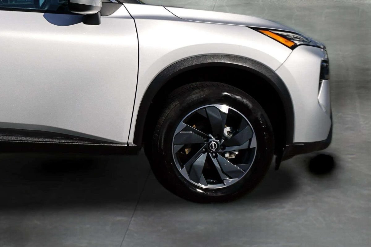 Used 2025 Nissan Rogue SV AWD/4WD image 8