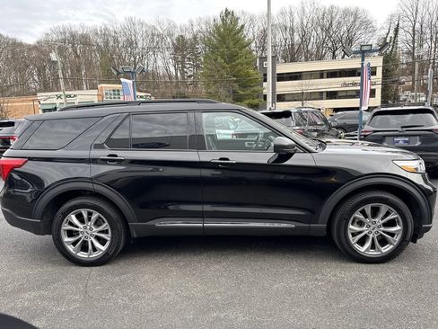 Used 2022 Ford Explorer XLT w/ Equipment Group 202A AWD/4WD image 3